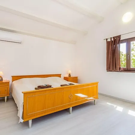 Villa Mala Hiza Peresiji